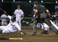 ３回、モンテルの右前打で二塁から先制のホームに滑り込むが、惜しくもタッチアウトとなる源田（左）。捕手・寺地（撮影・開出牧）