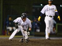 ５回、ワンバウンドの球をモンテル（後方）が空振り三振し、ボールが転がる間に三塁から先制のホームに生還した源田（撮影・開出牧）