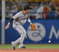 ４回、内山の打球をファンブルし、後ろにそらす坂本（撮影・伊藤笙子）