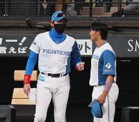 試合前、細川（右）に声を掛ける新庄監督（撮影・中島達哉）