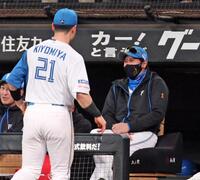 ４回、清宮幸（左）を笑顔で迎える新庄監督（撮影・中島達哉）