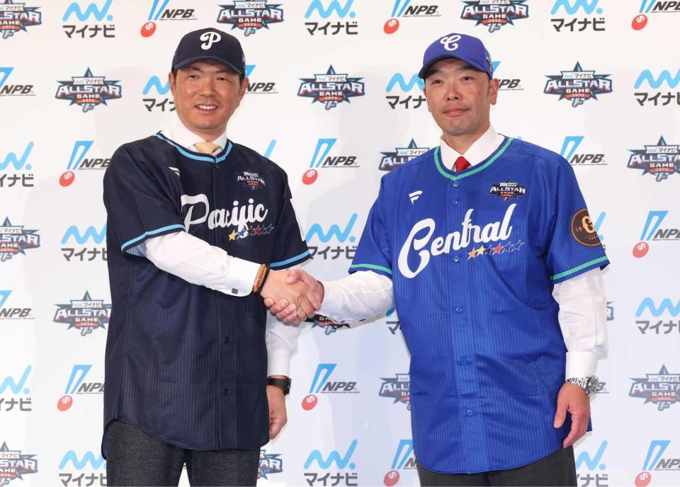 　小久保監督（左）と握手をする（撮影・金田祐二）