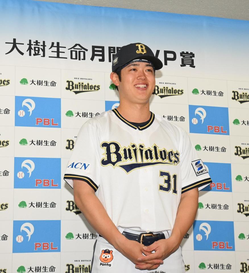 　月間ＭＶＰを受賞し笑顔を見せる太田（撮影・西田忠信）