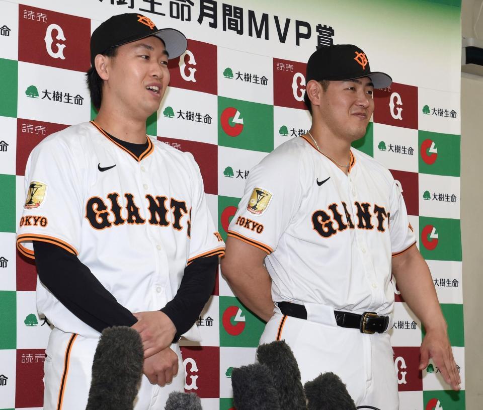 　３、４月の月間ＭＶＰ賞を獲得した山崎（左）と岡本（撮影・堀内翔）