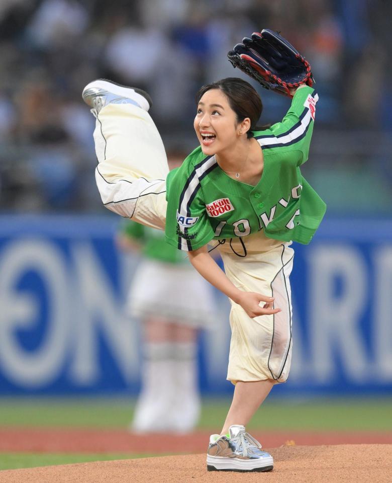 始球式に登場した平祐奈（撮影・伊藤笙子）