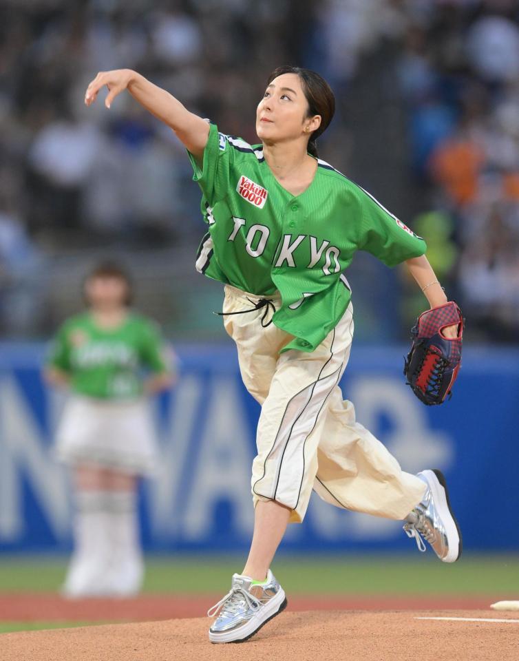 始球式に登場した平祐奈（撮影・伊藤笙子）