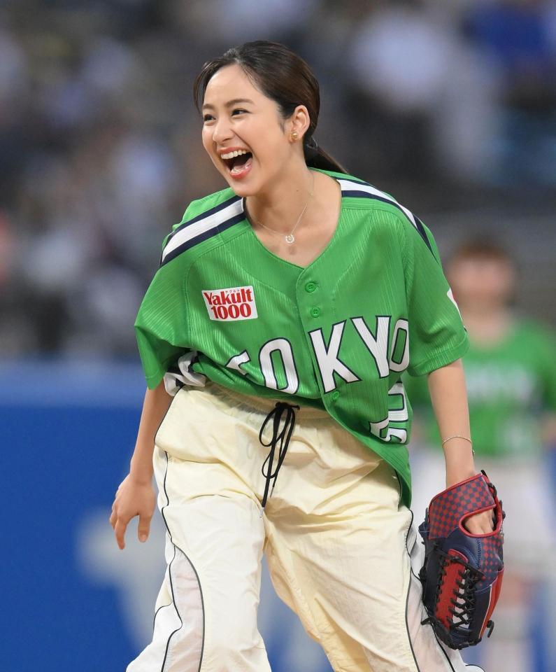 始球式に登場した平祐奈（撮影・伊藤笙子）