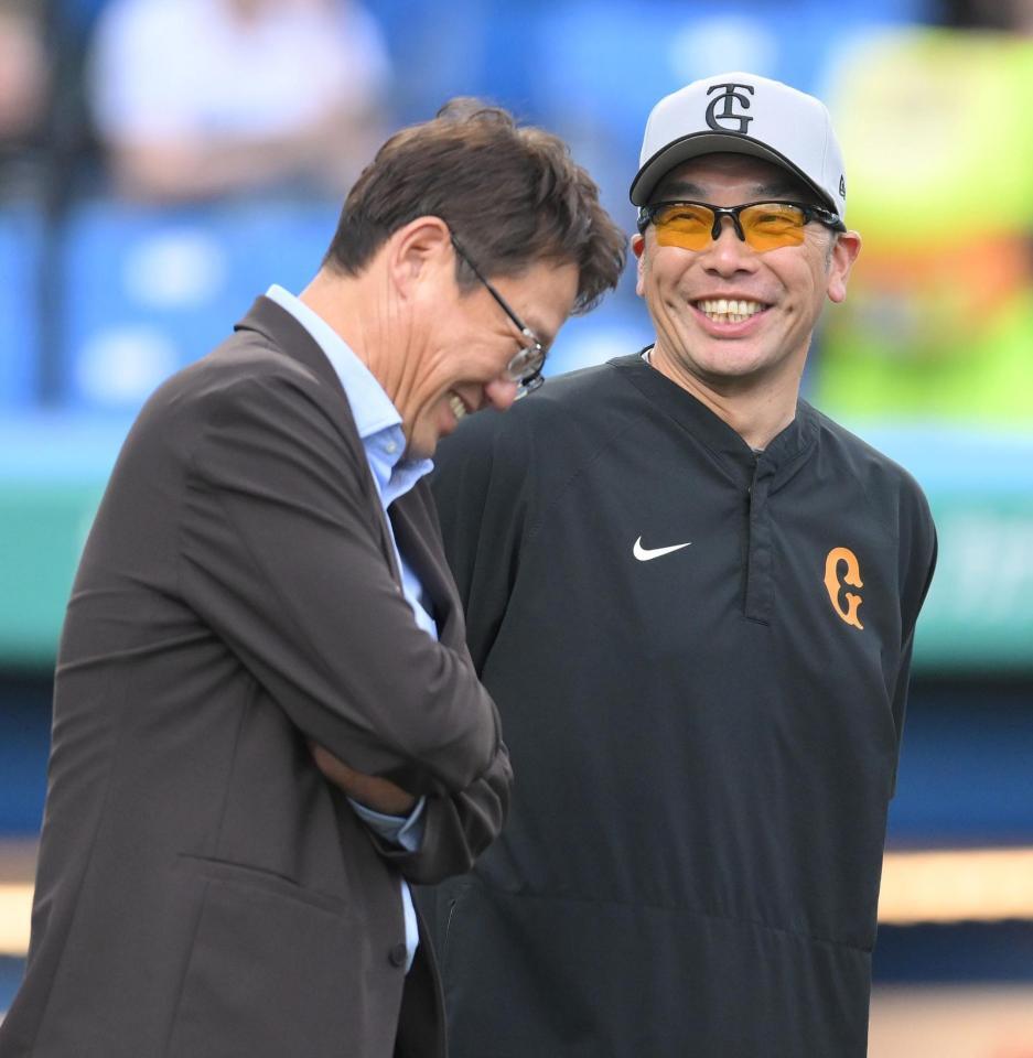 試合前、古田敦也氏（左）と談笑する阿部監督（撮影・伊藤笙子）