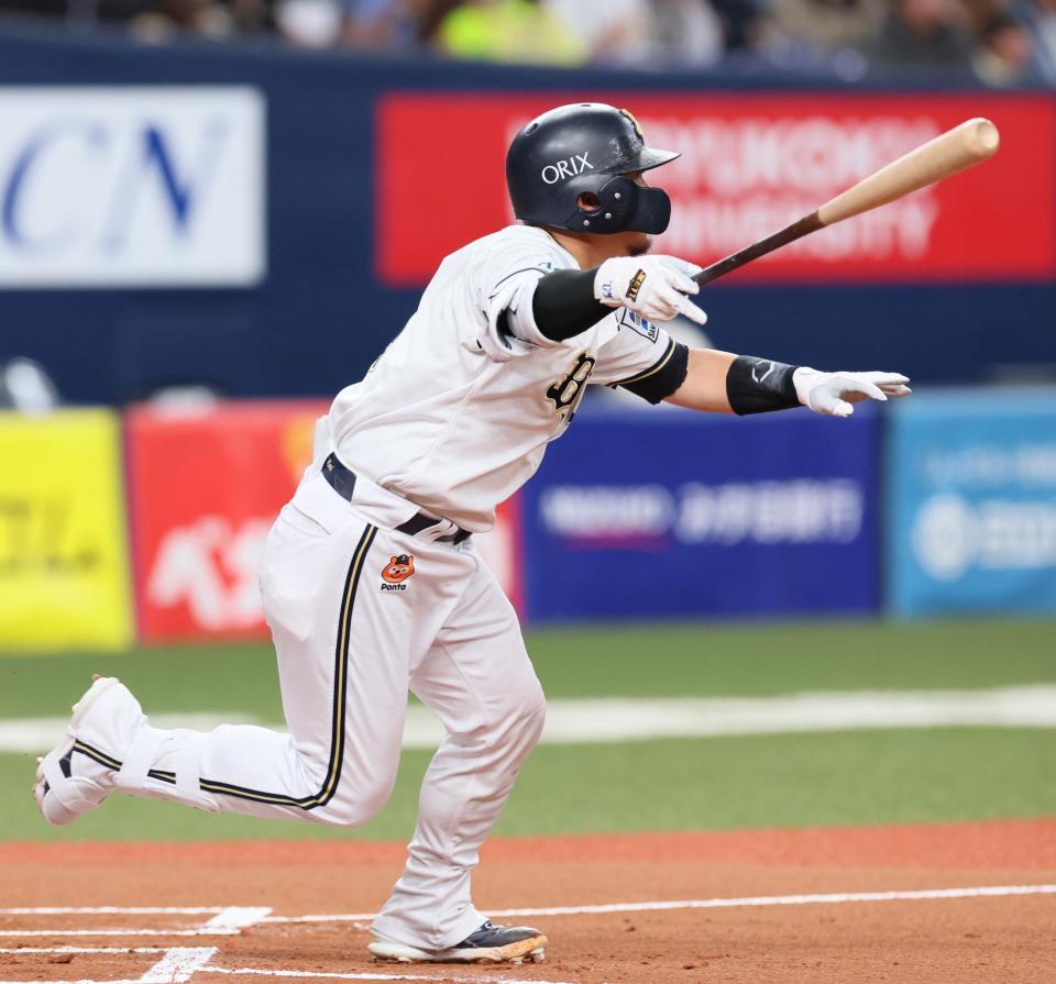 １回、先制の中犠飛を放つ森（撮影・立川洋一郎）