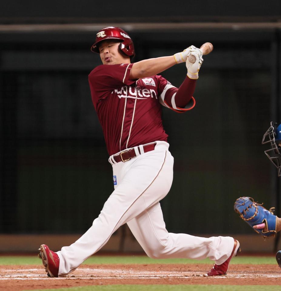 ３回、空振り三振を喫する浅村（撮影・中島達哉）