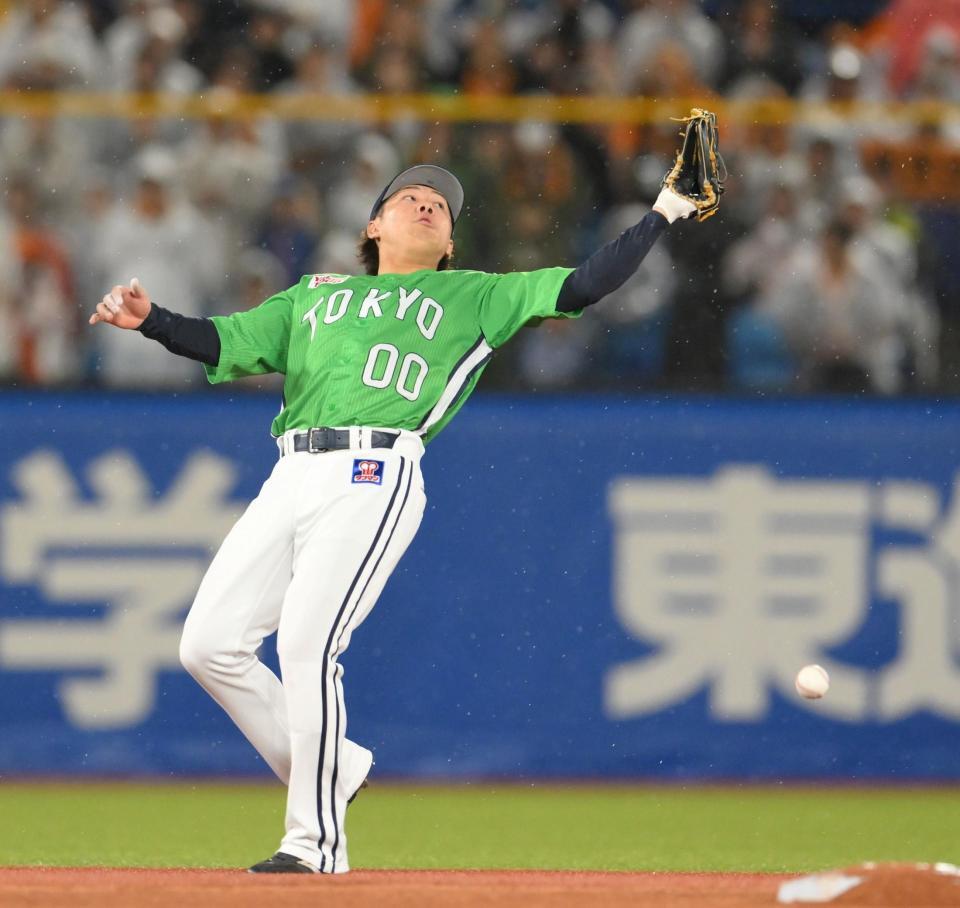 ３回、甲斐の飛球を落とし、先制点を献上した遊撃手の赤羽（撮影・伊藤笙子）