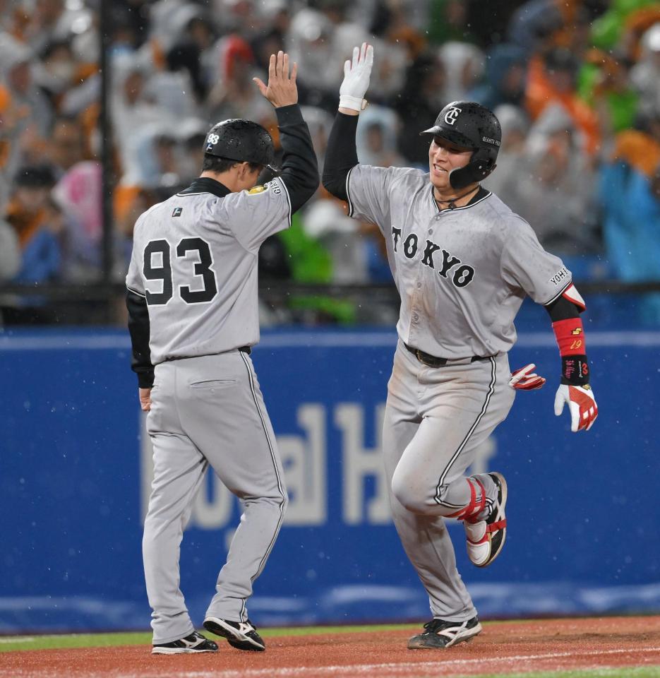 ４回、左越えソロを放ち、松本コーチ（左）とハイタッチする増田陸（撮影・伊藤笙子）