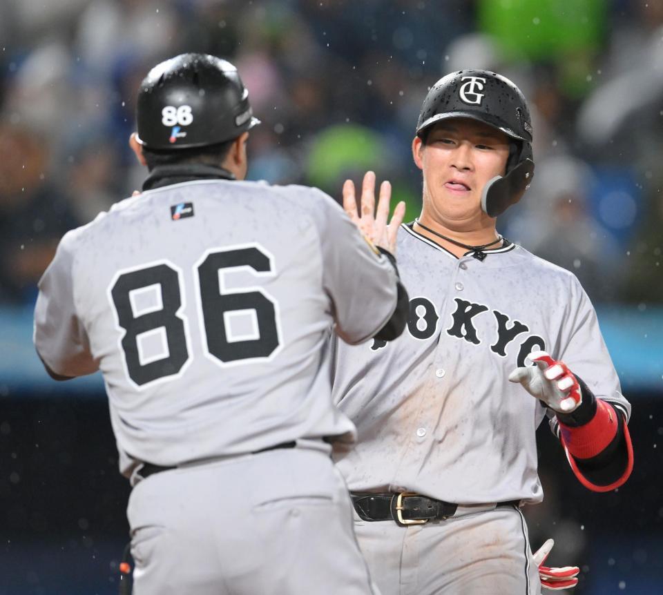 ４回、左越えソロを放ち、生還する増田陸（右）＝撮影・伊藤笙子