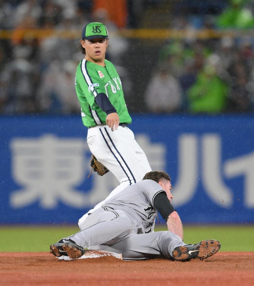 ５回、若林の打球が当たり、アウトになる一塁走者のキャベッジ（撮影・伊藤笙子）