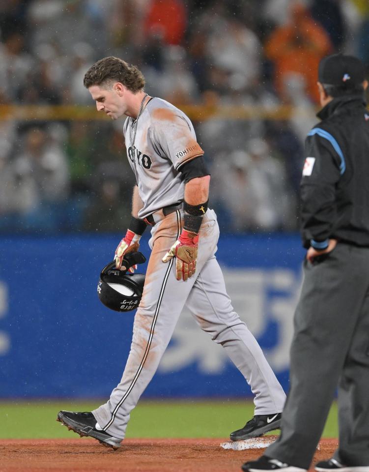 ５回、若林の打球が当たり、アウトになる一塁走者のキャベッジ（撮影・伊藤笙子）