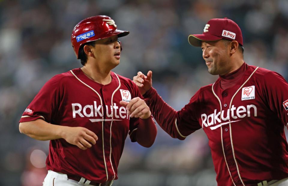 ８回、二塁打を放って代走を送られ、三木監督（右）に迎えられる浅村（撮影・中島達哉）