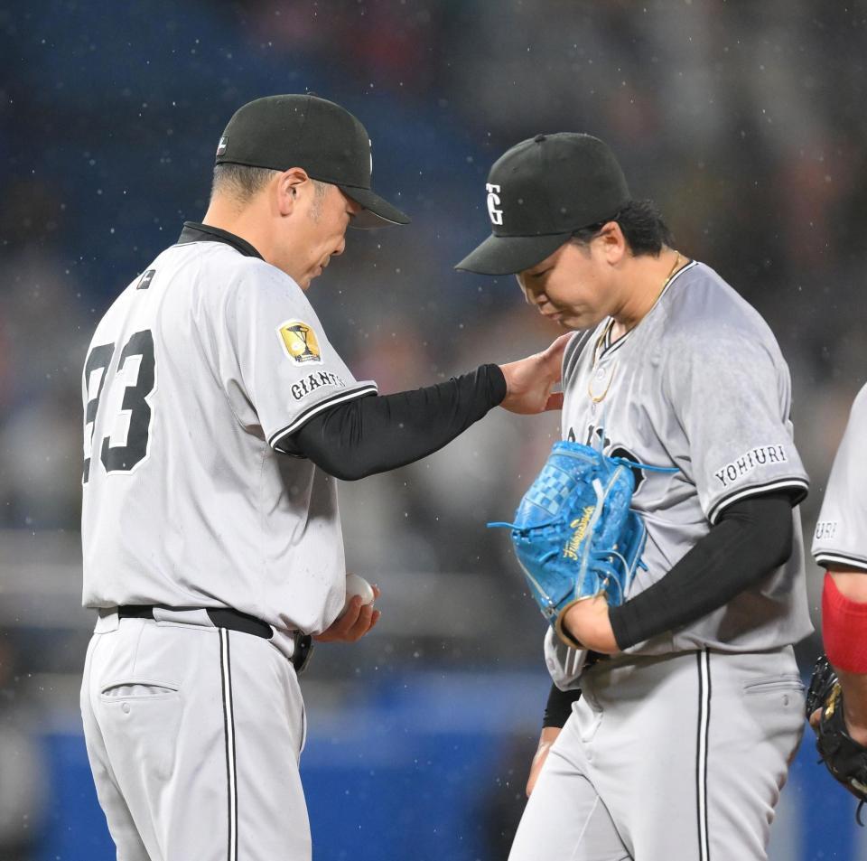 ７回、ピンチを作った船迫（右）を降板させる阿部監督（撮影・伊藤笙子）