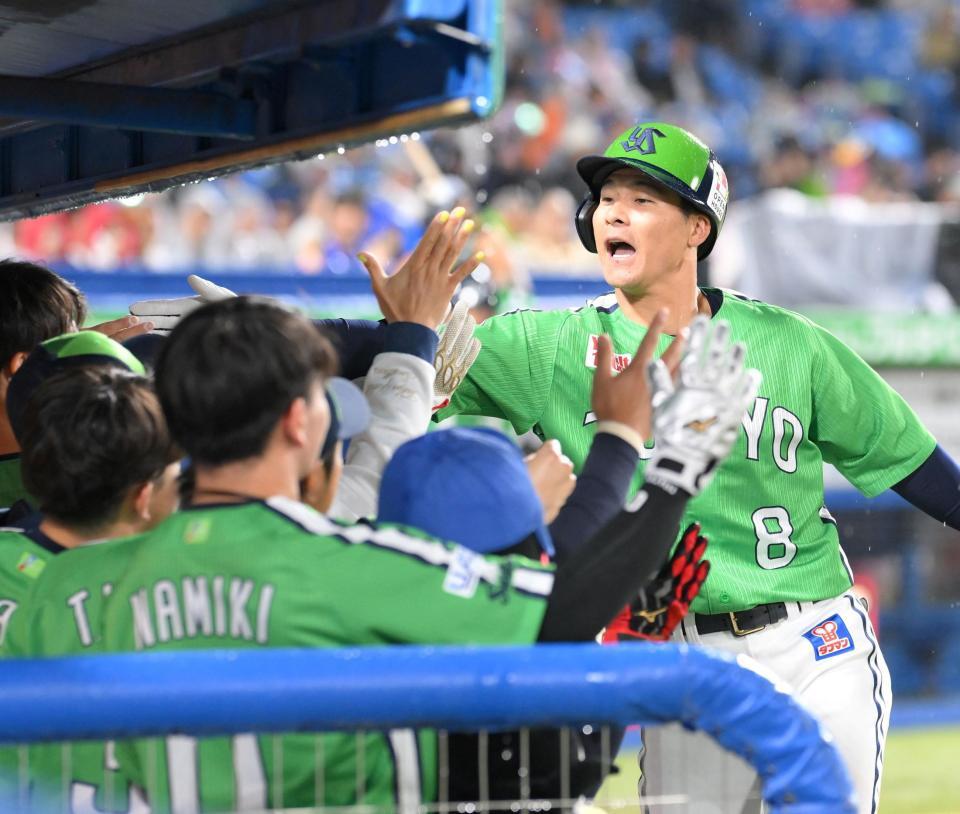 ８回、右越えソロを放ち、ナインに迎えられる茂木（撮影・伊藤笙子）