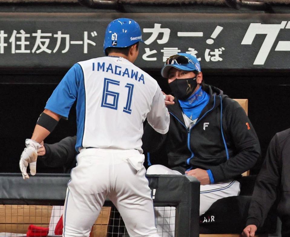 ３回、野村の適時二塁打で生還した一走・今川（左）を迎える新庄監督（撮影・中島達哉）