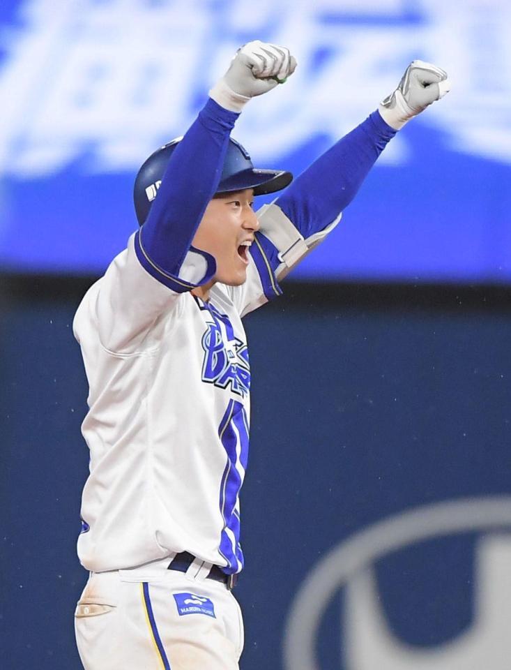 １０回、松尾は左中間にサヨナラ勝ちの口火を切る二塁打を放つ（撮影・佐藤厚）