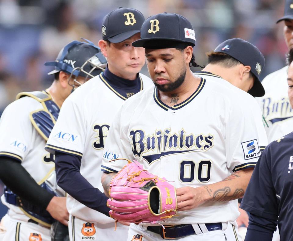 ６回、降板を命じられ肩を落としてマウンドを降りるエスピノーザ（撮影・立川洋一郎）