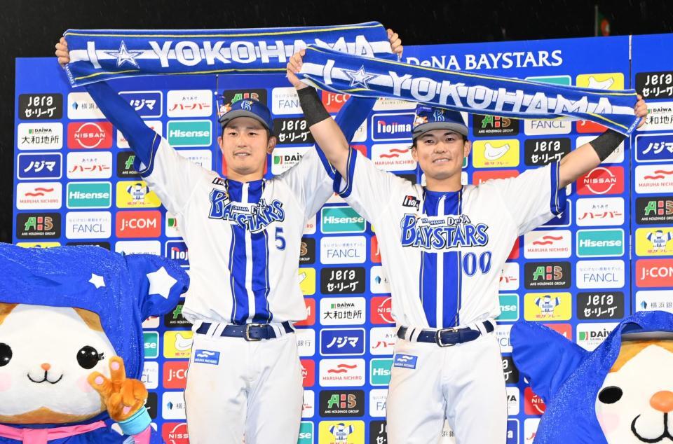 広島に勝利し、タオルを掲げるＤｅＮＡの松尾（左）と林