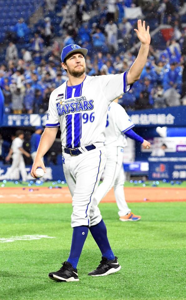 スタンドに手を振るバウアー（撮影・佐藤厚）