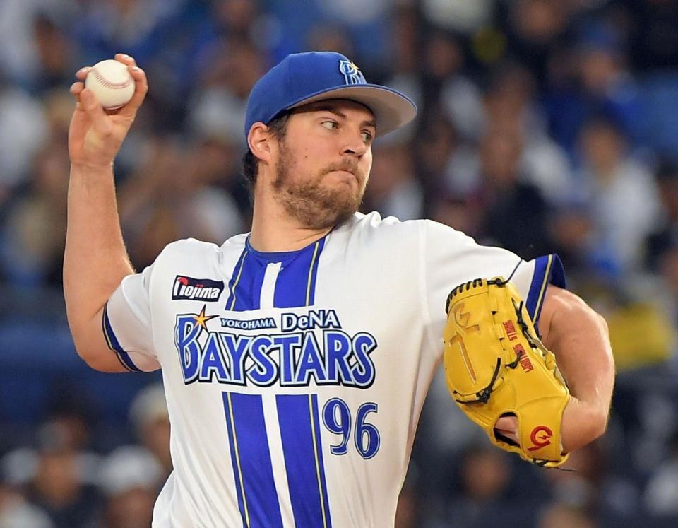 広島打線に立ち向かうバウアー（撮影・佐藤厚）