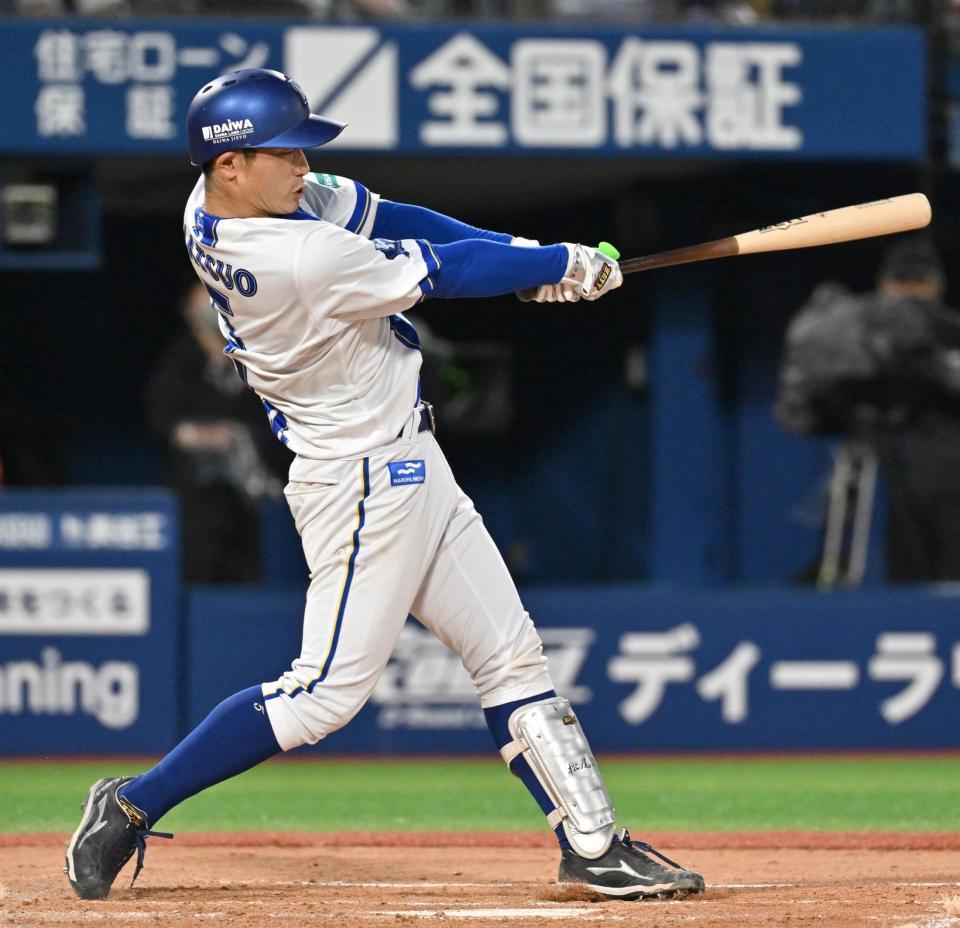 ３回、松尾が左越えに先制ソロを放つ