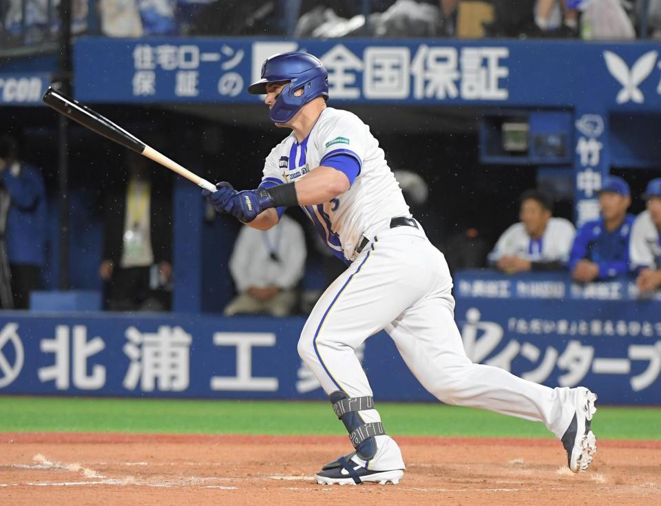 ９回、オースティンは左前に同点適時打を放つ（撮影・佐藤厚）