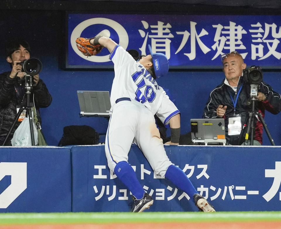 10回、坂倉の飛球をカメラ席に飛び込み好捕する林