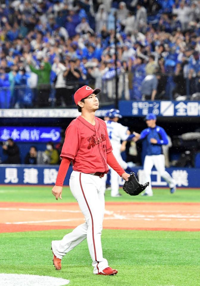 １０回、林にサヨナラ打を打たれがっくりと引き揚げる森浦（撮影・佐藤厚）