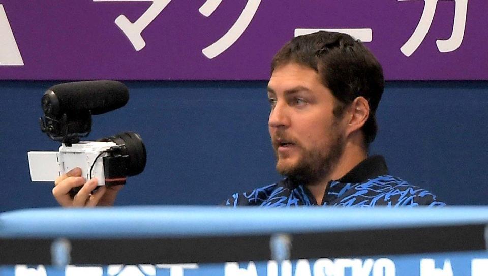 　カメラに語りかけるバウアー（撮影・佐藤厚）