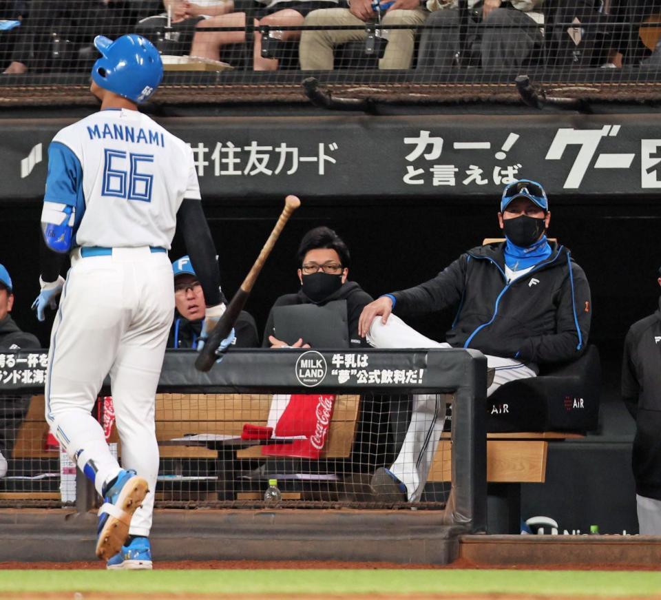 ３回、空振り三振を喫し、ベンチに戻る万波（６６）を見つめる新庄監督（撮影・中島達哉）