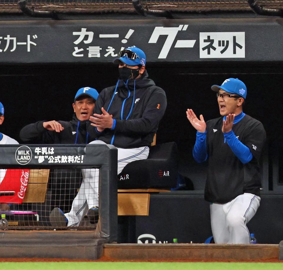 楽天に勝利し、手をたたく新庄監督（中央）＝撮影・中島達哉