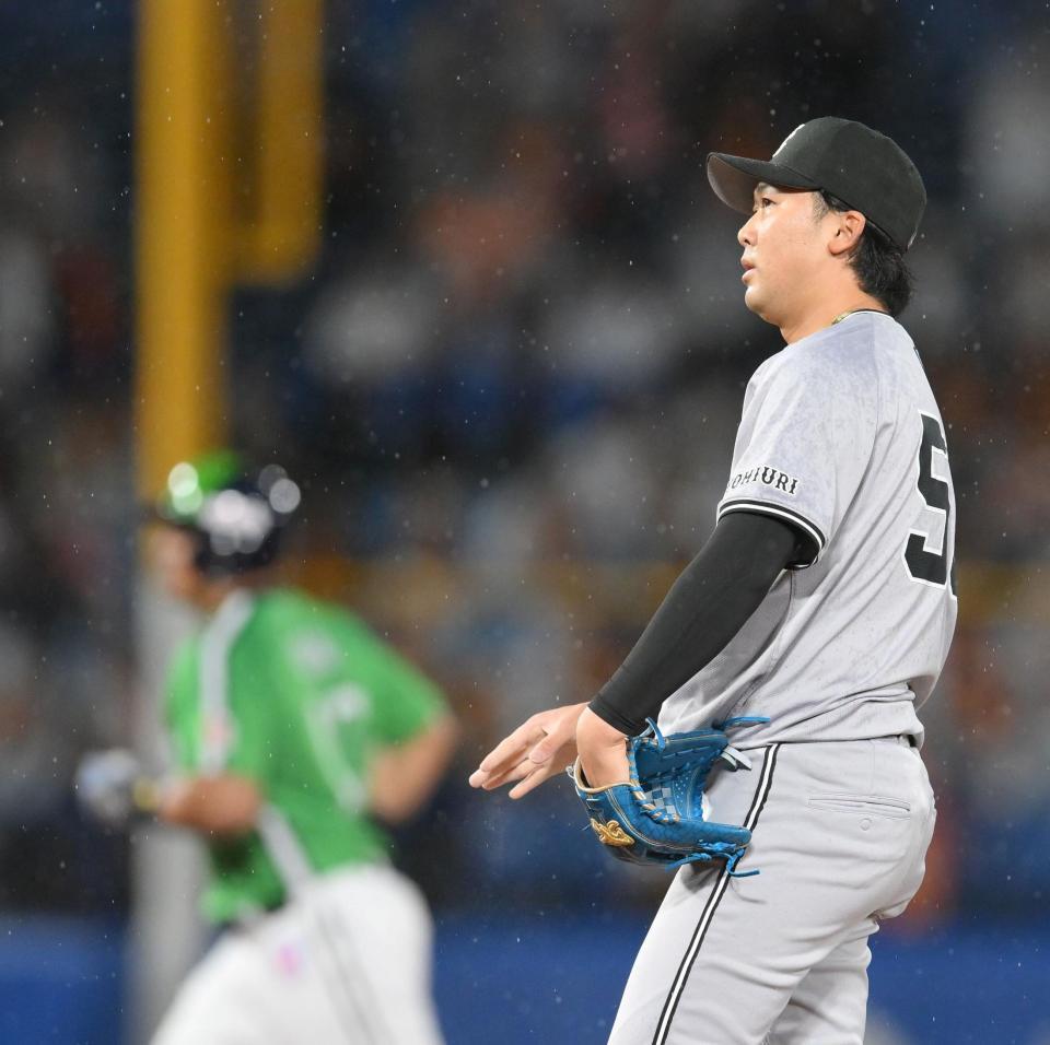 ７回、オスナ（奥）に勝ち越しソロを浴びた船迫（撮影・伊藤笙子）