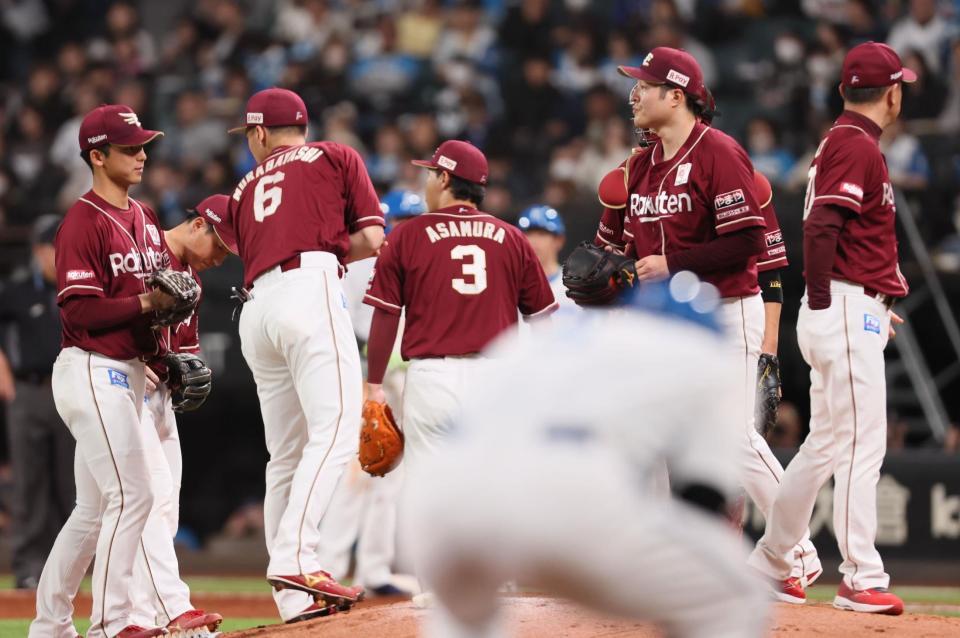 ３回、マウンドに集まる楽天・滝中瞭太（右から２人目）ら楽天ナイン＝エスコンフィールド北海道（撮影・中島達哉）