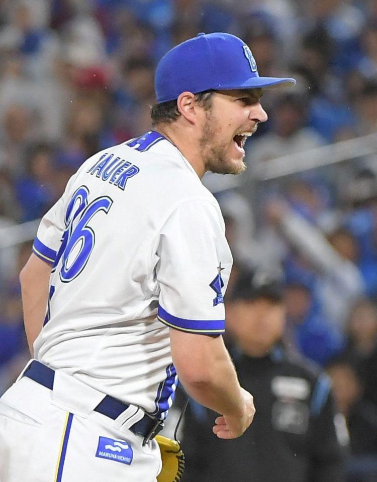 ８回、末包を空振り三振に斬ってとり、雄叫びを上げるバウアー（撮影・佐藤厚）