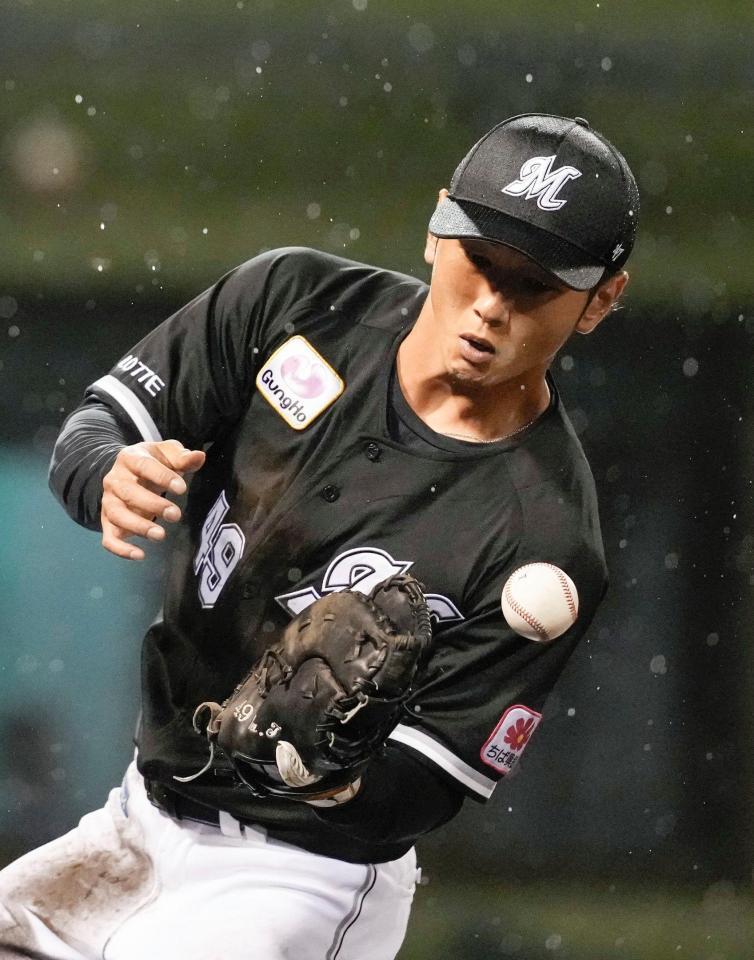 ５回、モンテルの邪飛を落球する一塁手立松