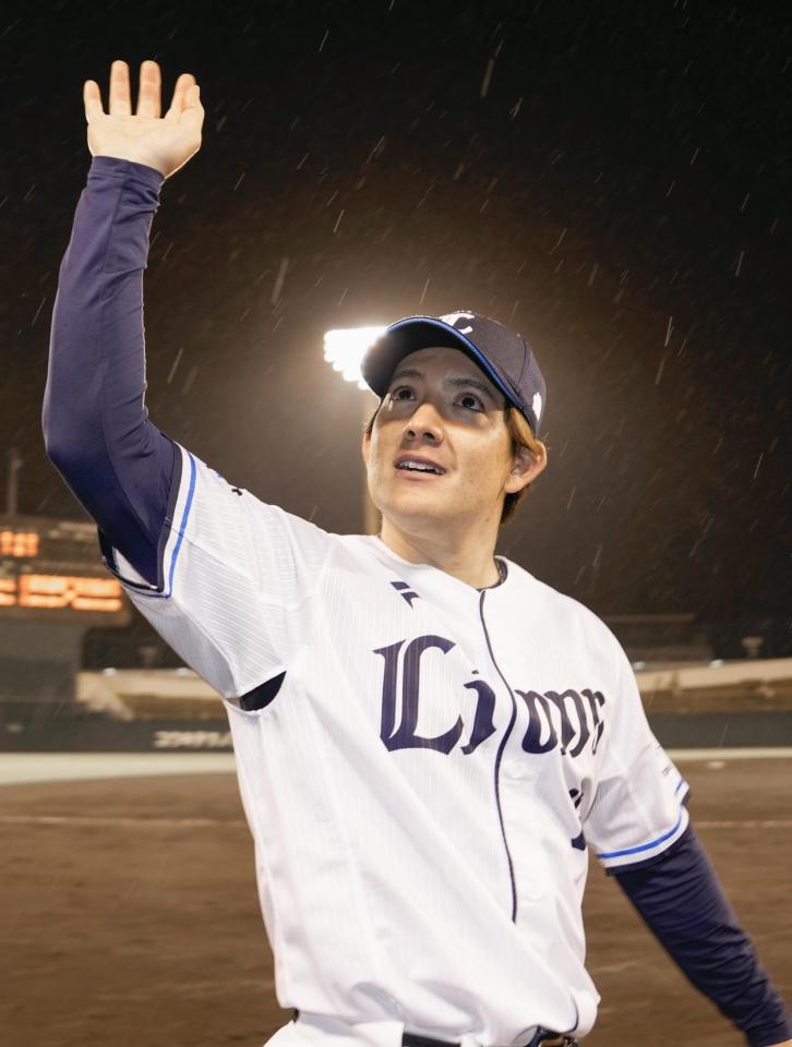 　今季初勝利を挙げ、声援に応える西武・与座＝大宮公園