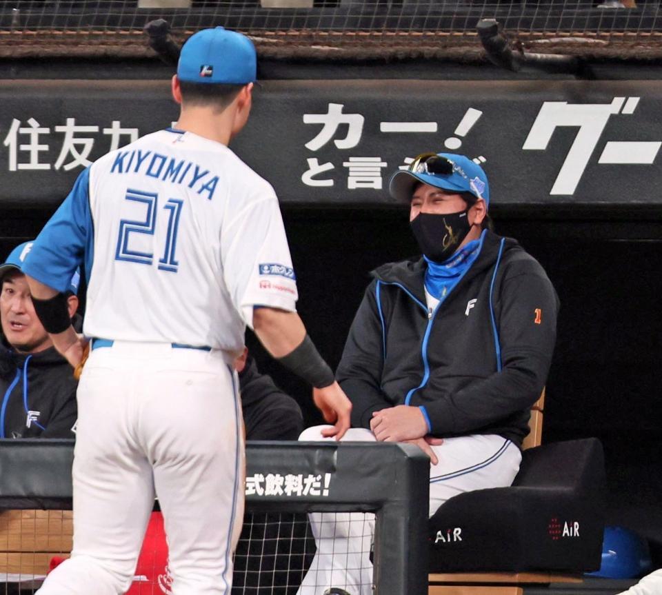４回、清宮幸（左）を笑顔で迎える新庄監督（撮影・中島達哉）