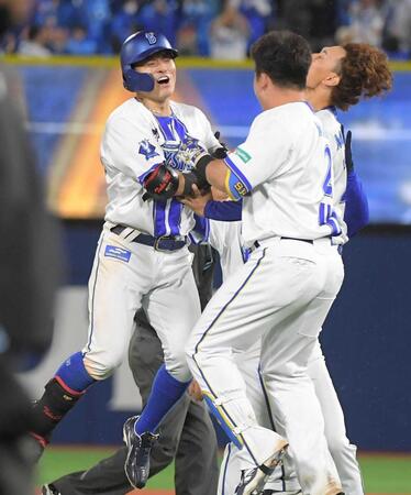 　１０回、サヨナラ打を放ち、歓喜の輪に飛び込む林（左）＝撮影・佐藤厚