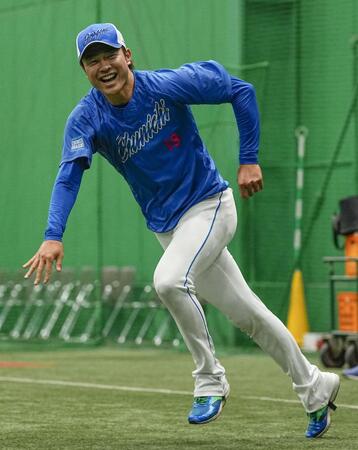 　室内練習場で調整する中日・高橋宏＝甲子園