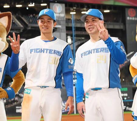 　お立ち台で石井（左）と笑顔を見せる金村