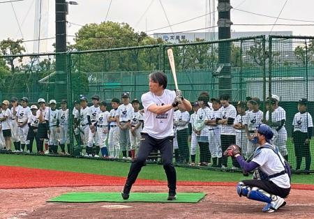 　野球教室でフリー打撃を行う松井秀喜さん＝１０日、東京都内