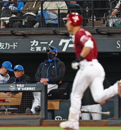 　４回、逆転満塁本塁打を放った村林（右）の打球を見つめる新庄監督（中央）＝撮影・中島達哉