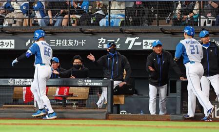 　２回、２ランを放った万波（６６）と清宮幸（右から２人目）を迎える新庄監督（中央）＝撮影・中島達哉