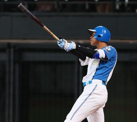 　２回、右越えに２ランを放つ万波（撮影・中島達哉）