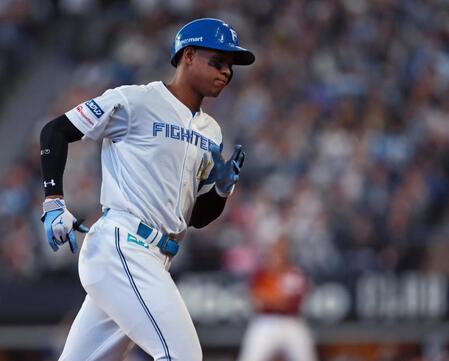 　５回、逆転満塁本塁打を放ち、ダイヤモンドを回る万波（撮影・中島達哉）