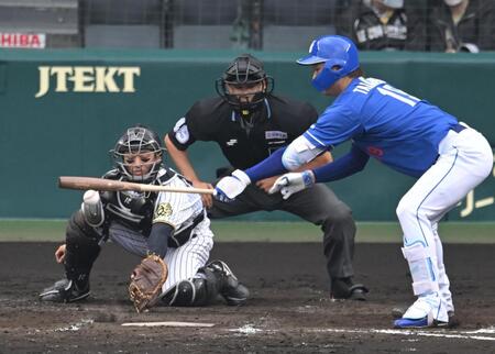 　５回、投ゴロに倒れる高橋宏（撮影・飯室逸平）